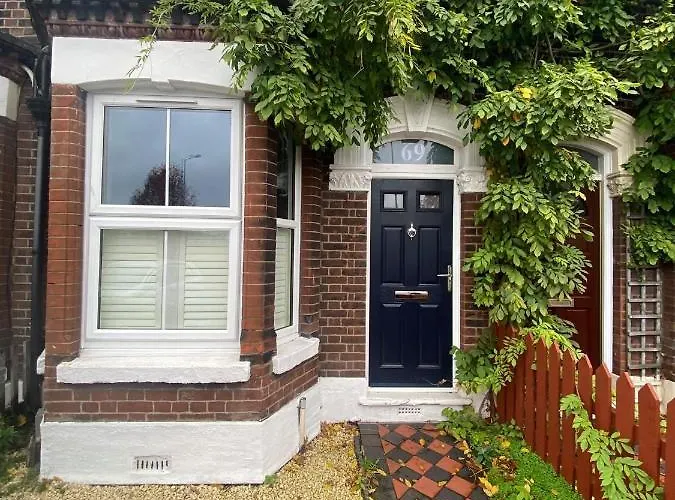 Luxurious 3 Bedroom House With Permit Parking
