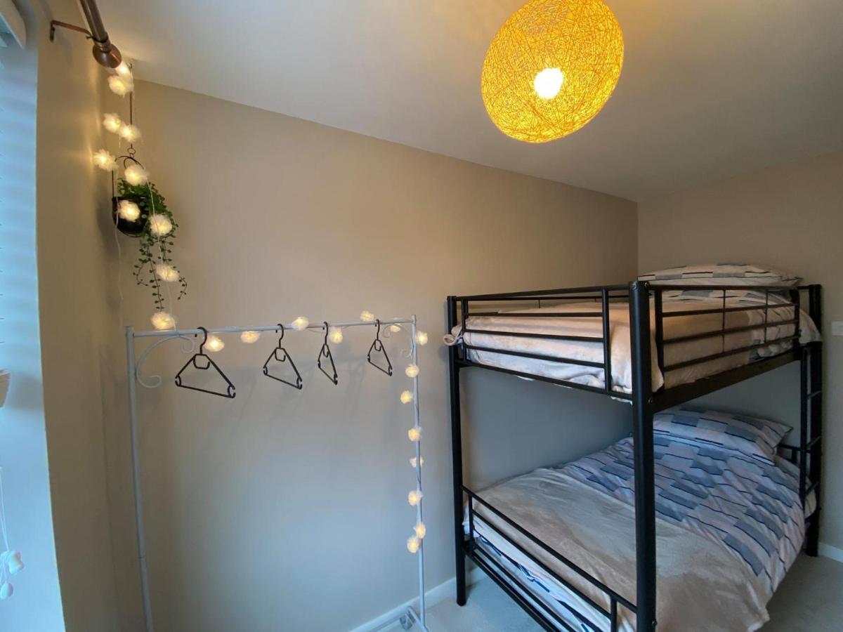 Luxurious 3 Bedroom House With Permit Parking *