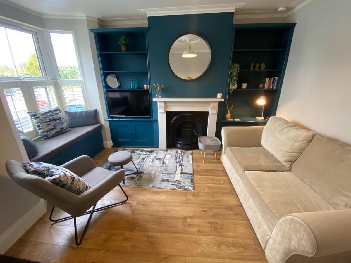 Luxurious 3 Bedroom House With Permit Parking Apartment