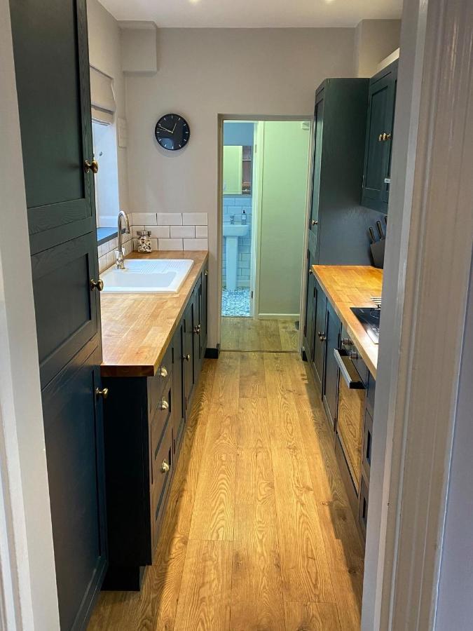 Luxurious 3 Bedroom House With Permit Parking Apartment