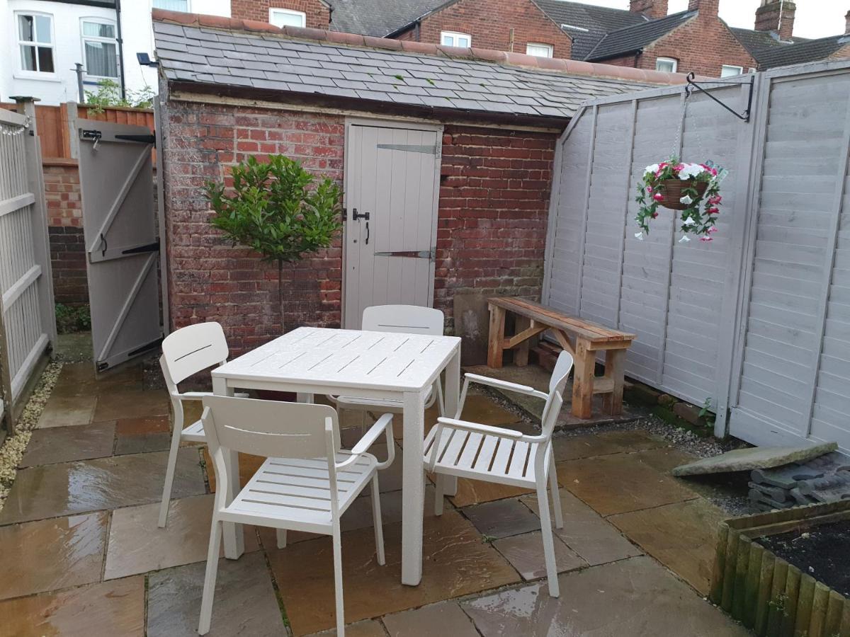 Luxurious 3 Bedroom House With Permit Parking Apartment *