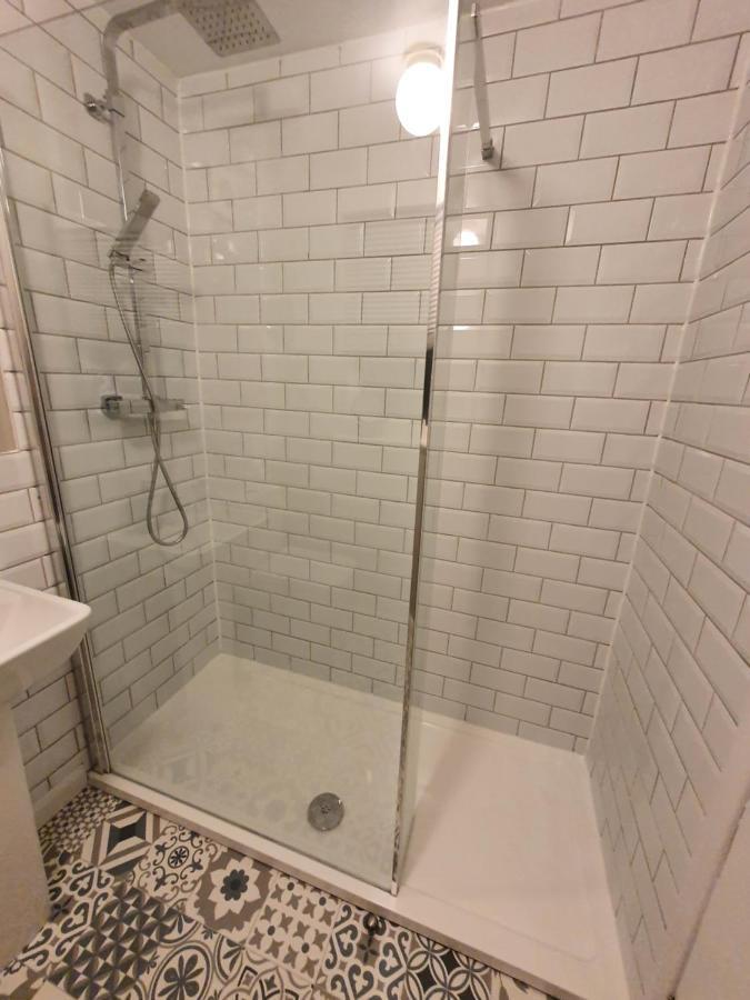 Luxurious 3 Bedroom House With Permit Parking Apartment *